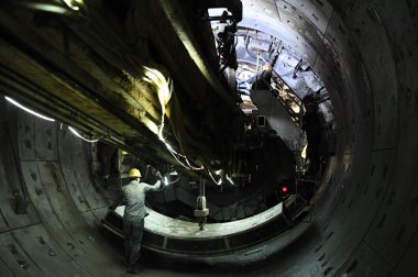 中鐵七局西安公司的建築工人在太国产黄片奶茶视频原市軌道交通2號線緝虎營站施工現場作業